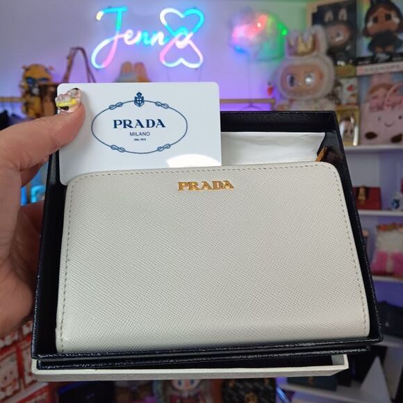 Unused Prada Valentines Day Limited Edition White Saffianon Leather Mid Size Wal - Picture 1 of 9